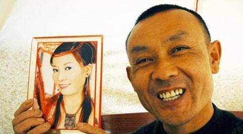 12年前汶川,将亡妻从废墟中清理出来,开摩托车背其回家_吴家芳_妻子