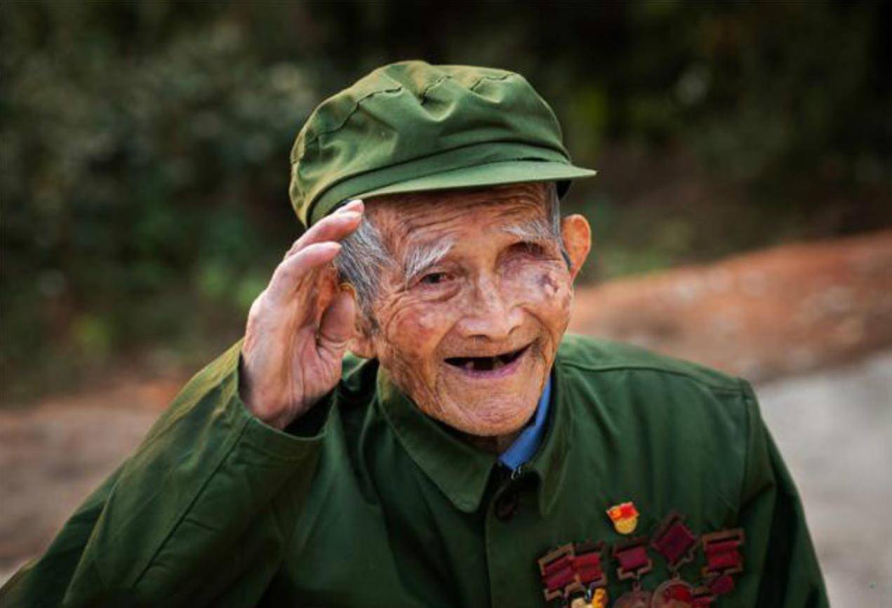 原创99岁江西老兵隐居农村隐藏身份60年曝光后掏出23枚军功章
