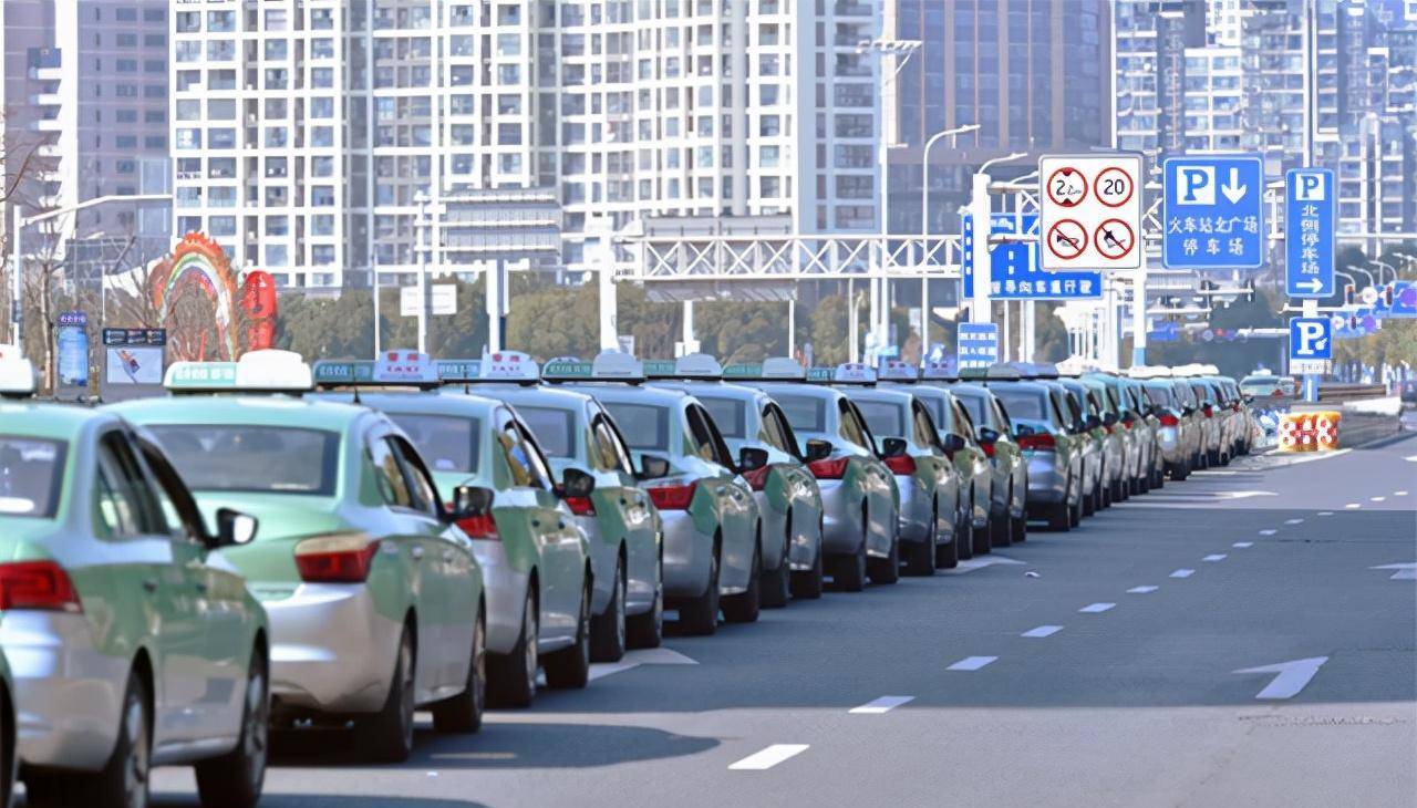 重庆最美的哥追悼会轻生女丈夫下跪道歉给逝者家属1000元