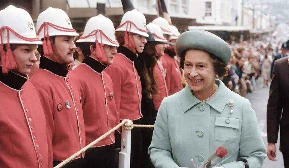 子弹应该是从人们头顶上飞过去了,实际上就是新西兰警方也没法确定,它