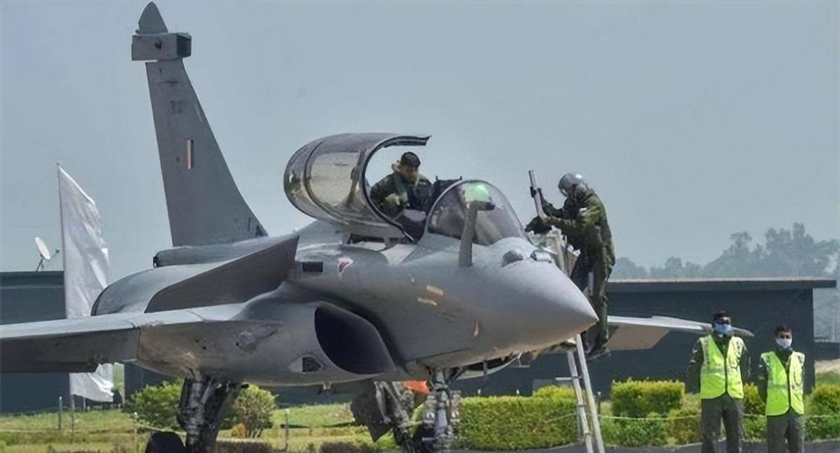 2019年印度战机迫降巴基斯坦,飞行员说的话,把抓他的士兵逗乐了_瓦尔