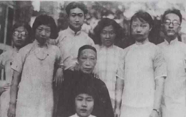 不考虑婚事不计较报酬她终身嫁给国家事业却于55岁跳塔自杀