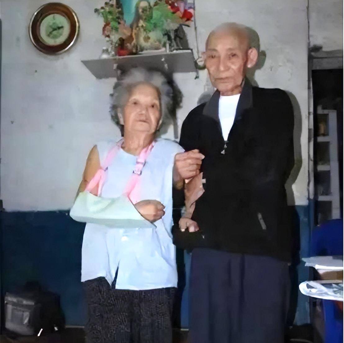 1997年八旬大爷与新找的老伴儿聊天时发现自己以前就娶过她