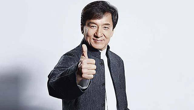 原创2013年成龙携父亲骨灰回安徽老家在大哥家停留十几分钟后回港