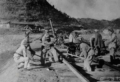朝鲜的铁道兵团同志们一起,为了抗美援朝战争的胜利,豁出了命来保调度