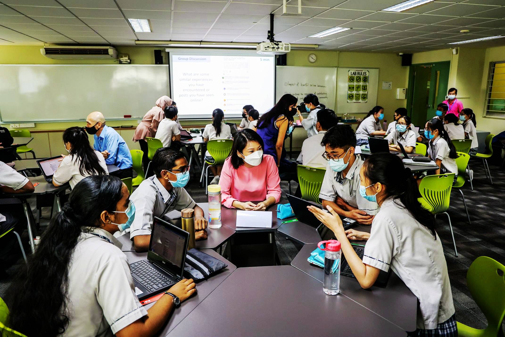 新加坡育德国际学院学术氛围浓厚,师生互动频繁,使得学生的学习热情