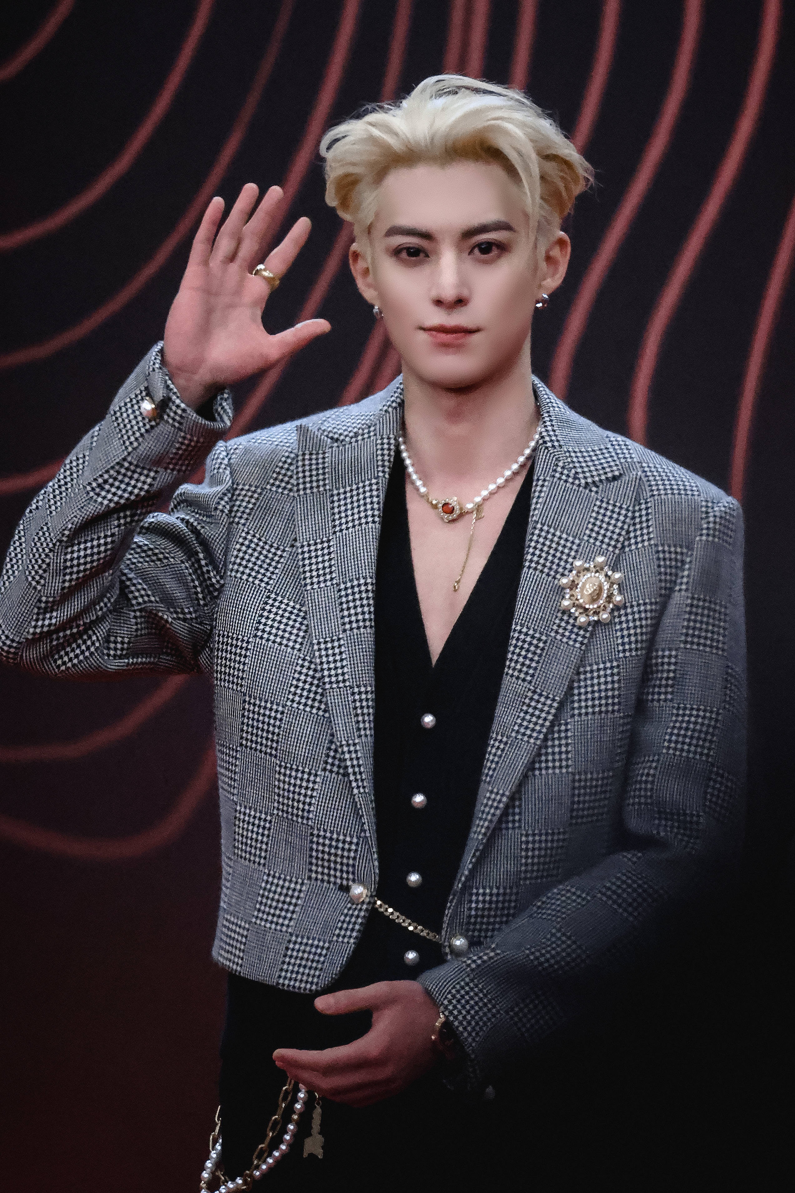 华丽的盛宴 王鹤棣的黑白格子短装配金发 星光大赏最佳着装 没有之一