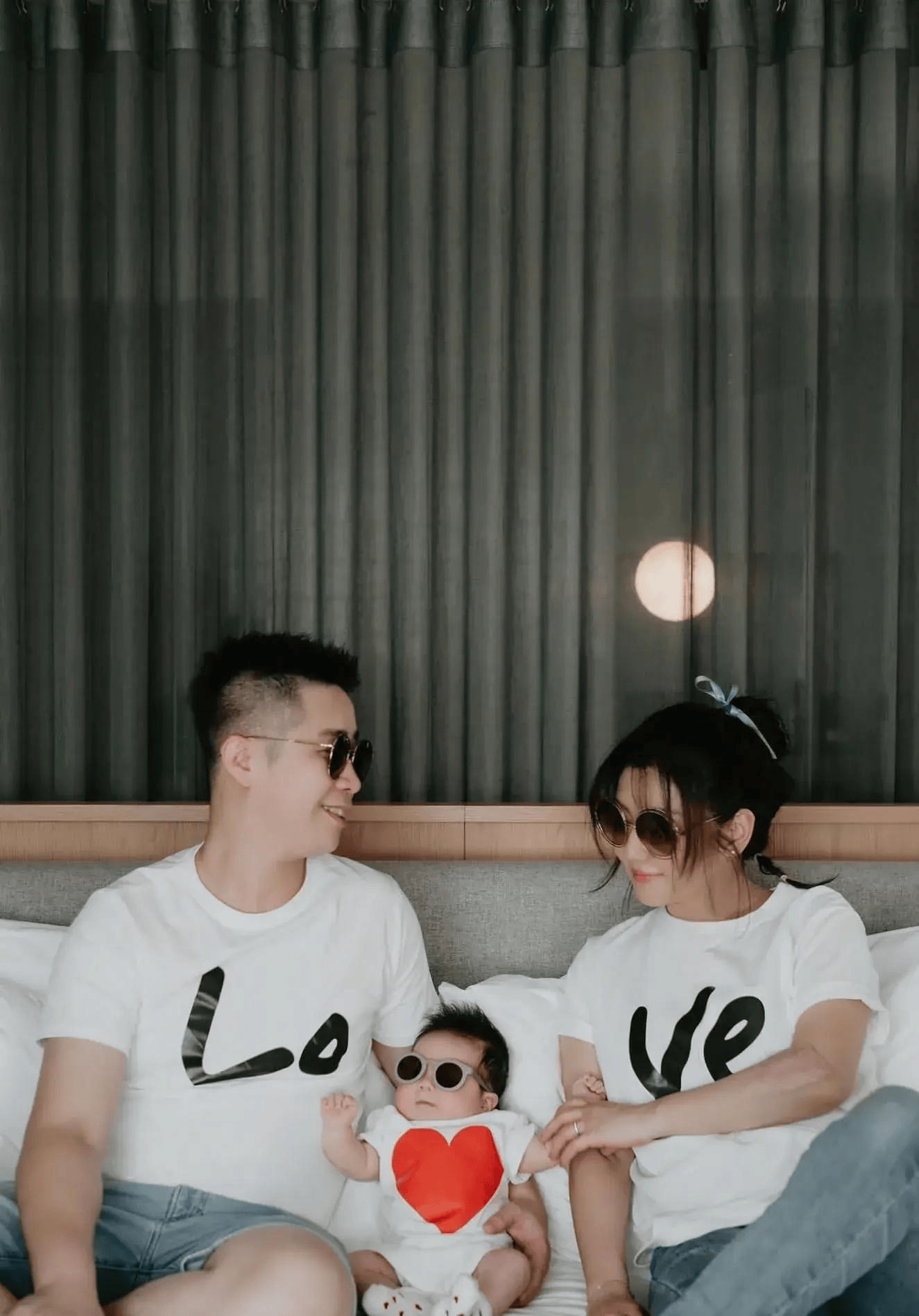 selina晒一家三口赏樱花照,她甜靠老公肩上,小朋友肉嘟嘟好可爱