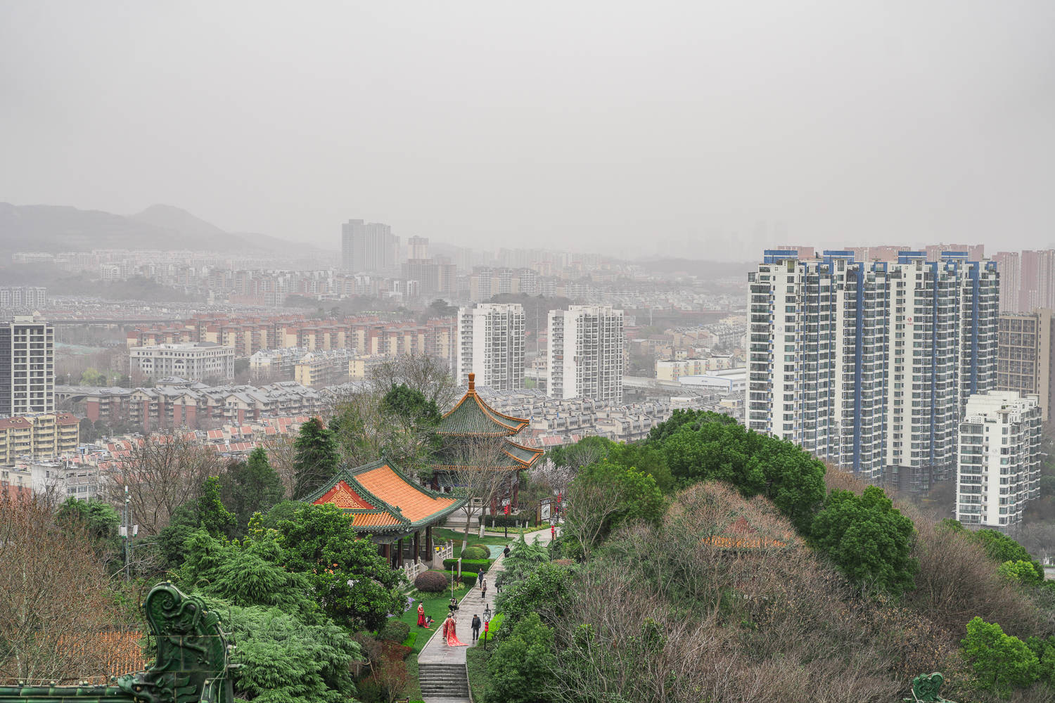 南京地标紫峰大厦,德基广场,电视塔,紫金山等都尽收眼底