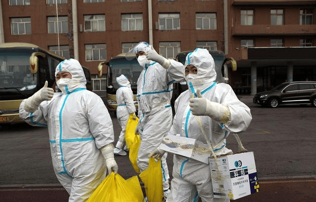 采取了严格的封锁措施,加强了边境管控,鼓励社交距离和佩戴口罩等措施