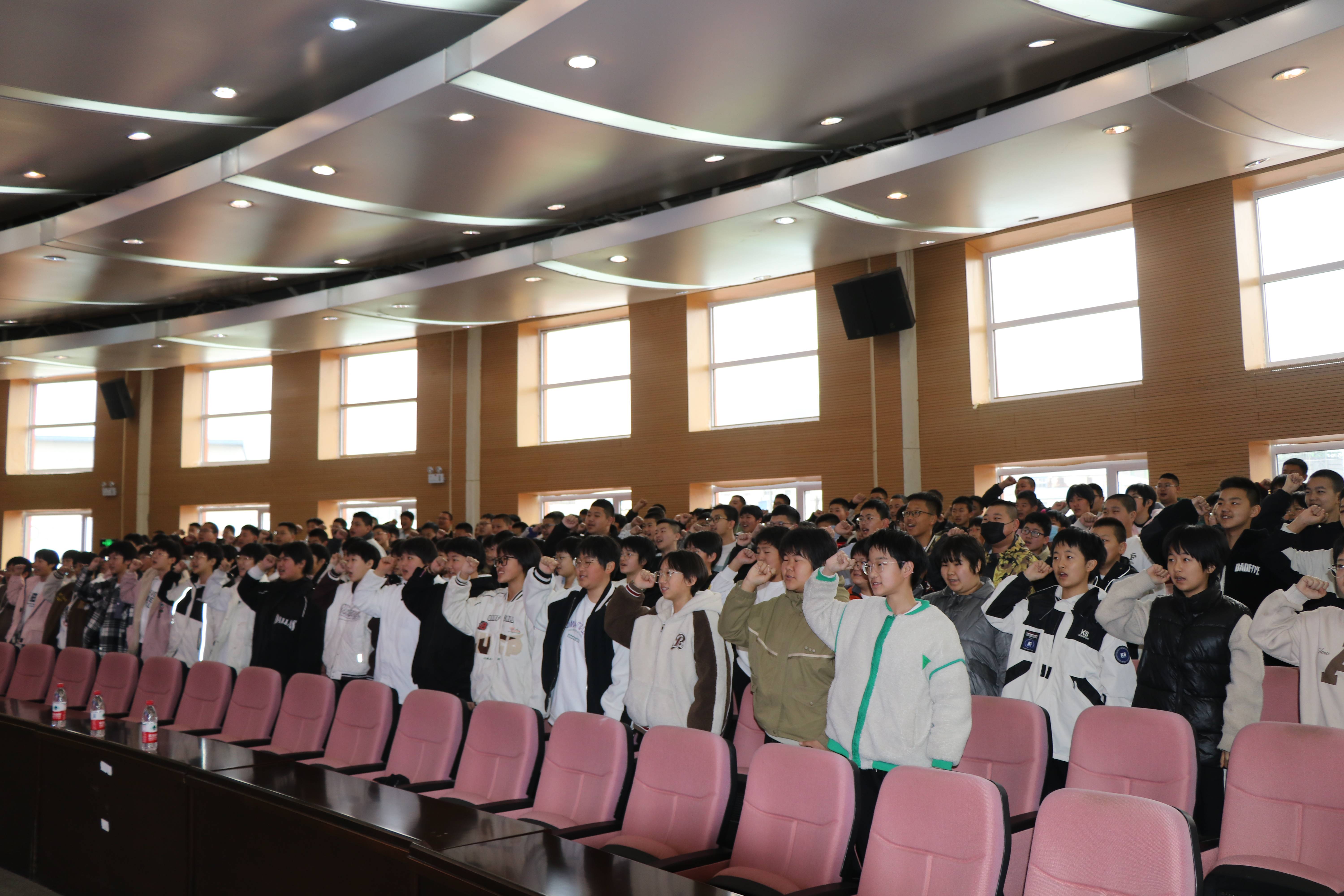 市第三十中学和南芬中学还举行了防欺凌集体宣誓仪式,同学们整齐站立
