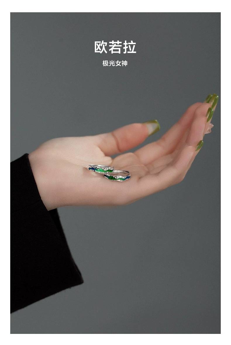 欧若拉看着蟋蟀笼里的他泪流满面