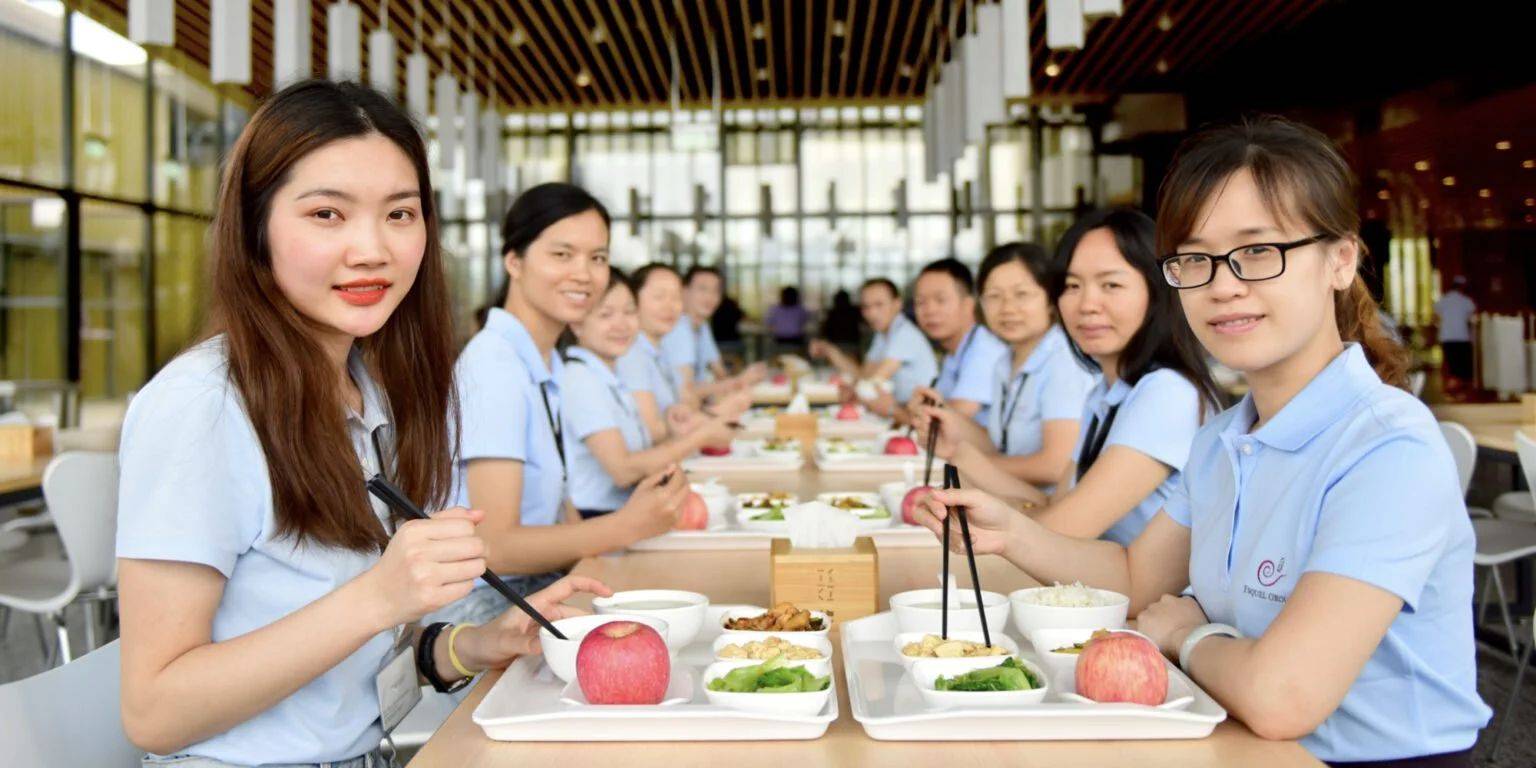 员工在视野良好的餐厅中就餐 08 十如leed 团队手记leed 始终提倡在