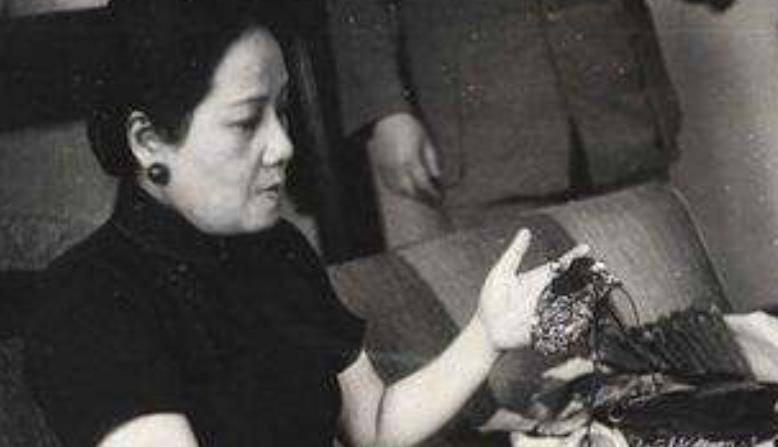 原创1946年拔枪互射案孔令伟偶穿女装引得龙云三公子在公园调戏