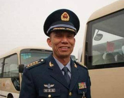 原创1989年林贤顺驾机起义回归大陆被12架战机追杀后来怎么样了