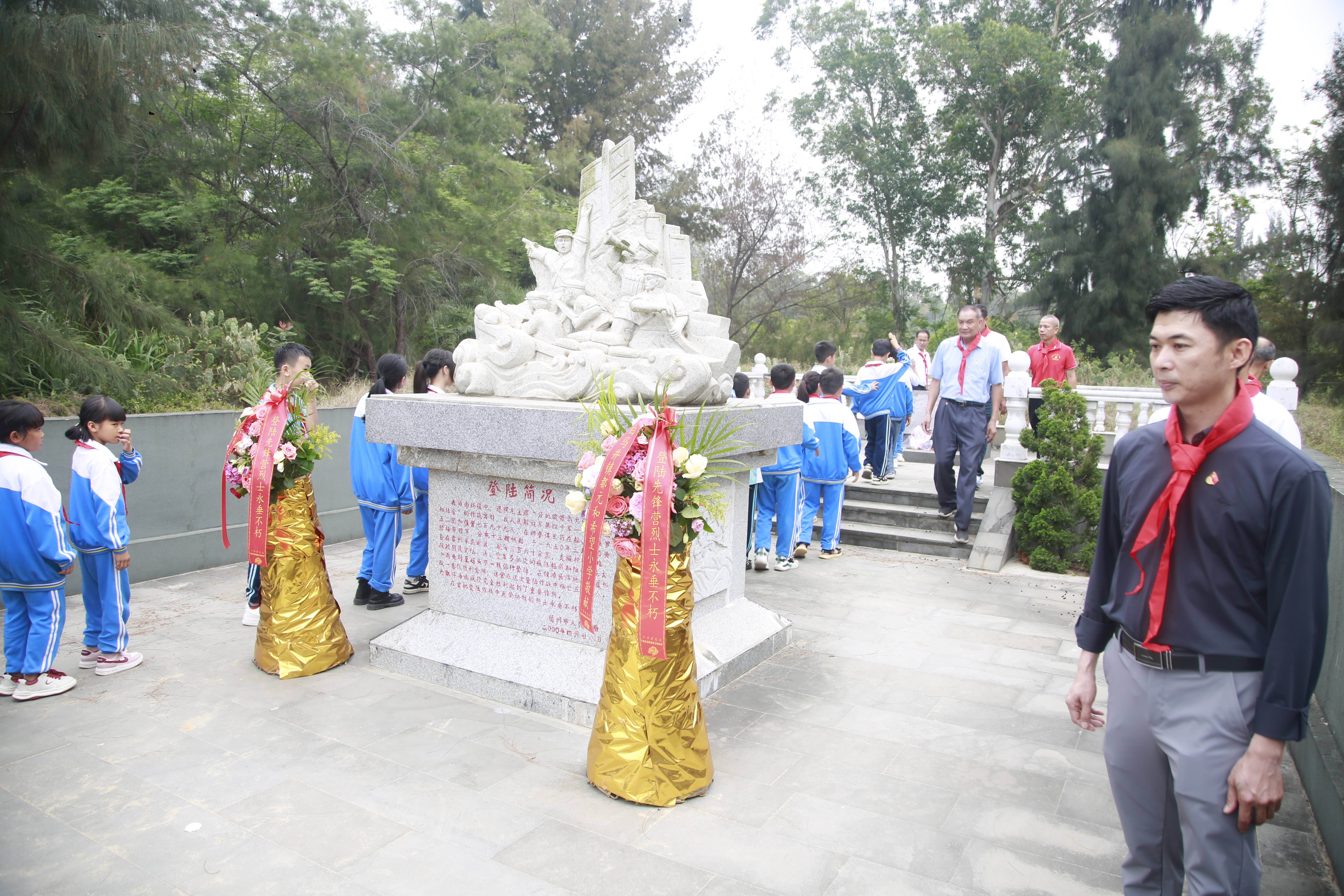 小学生祭扫烈士墓图片图片