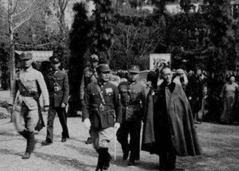 原创1946年拔枪互射案孔令伟偶穿女装引得龙云三公子在公园调戏