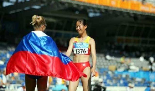 原创孤独的奥运冠军夺冠后没有国旗没有掌声空手绕场一周