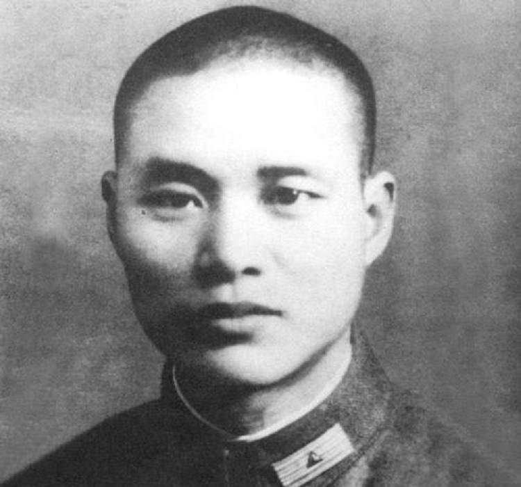 原创周养浩从审讯室回到监房提起小板凳砸向沈醉我死也要拉你垫背