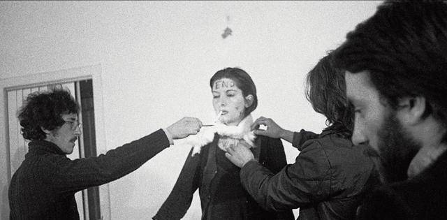 原创美女麻醉自己6小时观众能用72种物品对她做任何事结果如何