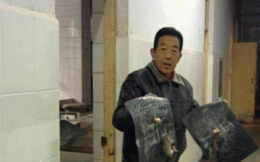 原创鼠王邱满囤一次性灭鼠35万只拒绝外国收购称卖配方等于卖国
