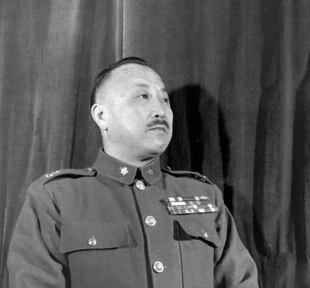 因梁冠英屡次失败,让老蒋对此不满,直接将他的职位撤除,并派出了自己