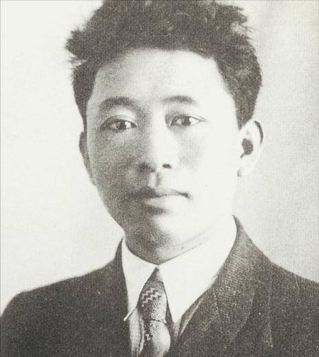 翟云英深深地记得,有一次刘亚楼回家,正好赶上敌机轰炸哈尔滨.