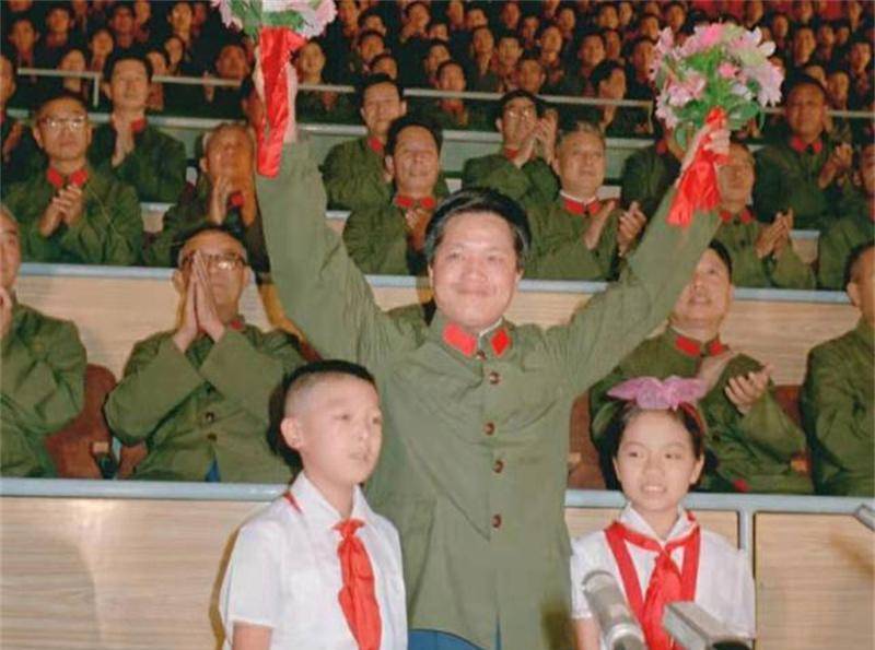 台湾王牌飞行员黄植诚驾机起义回归大陆获巨额奖金娶空姐为妻