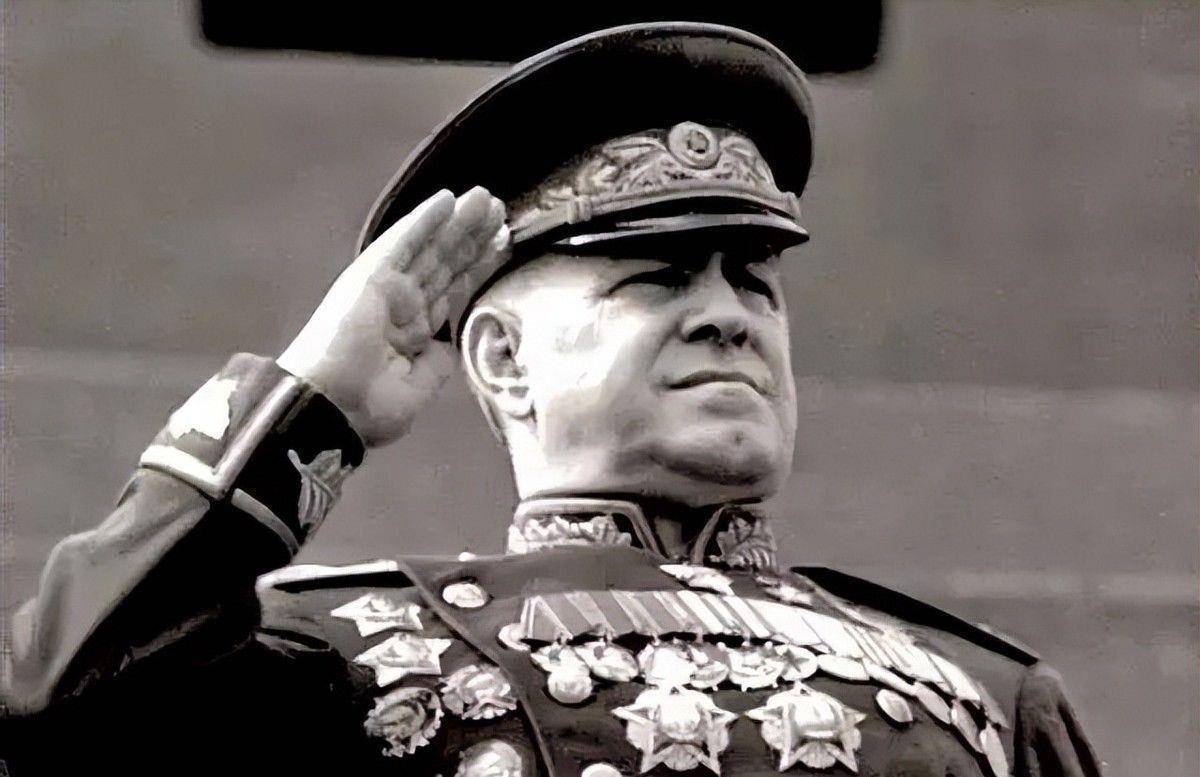 原创朱可夫红场阅兵后瞟了一眼身边的斯大林他把手放下了