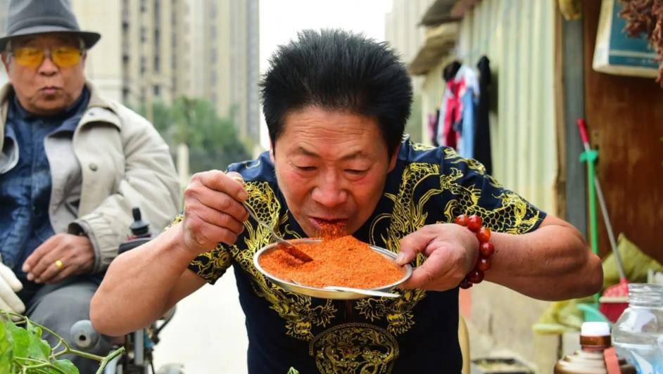 原创辣王李永志每天5斤辣椒配白酒破世界纪录最后胃穿孔被送医