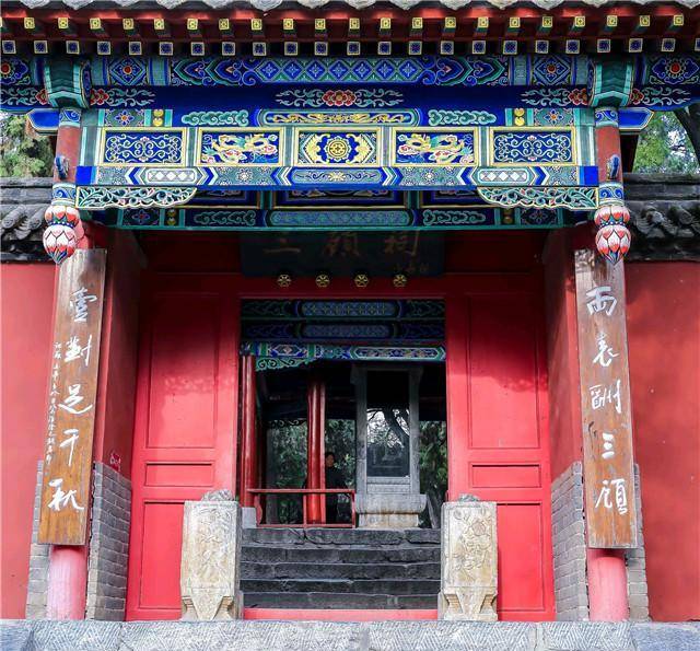 南阳武侯祠南阳,古时候称为宛.《说文解字》有云:"宛,屈草自履也.