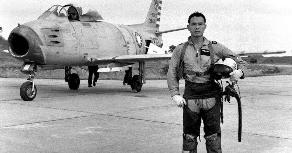 台湾飞行员被敲竹杠,怒飞大陆称:在台湾当兵就像资本家的看门狗_徐廷