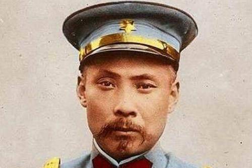 原创此人是民国枭雄每到月底家里就断粮常与人借钱但开工资必还