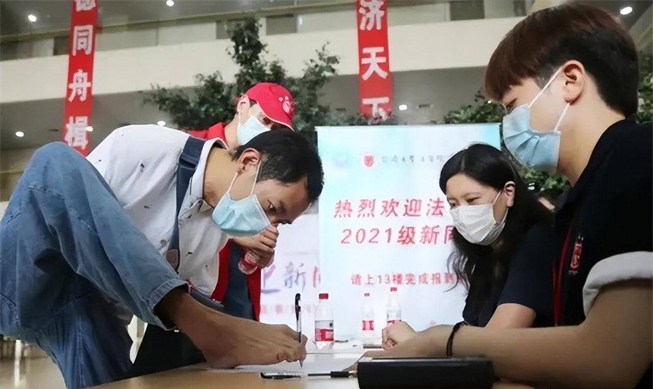 原创无臂少年彭超6岁失去双臂用双脚高考进川大今已通过法考