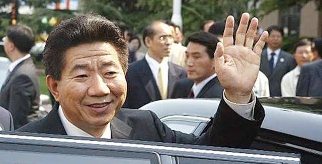 卢武铉葬礼:数十万人哭喊送行,韩国前总统李明博献花遭高声抗议