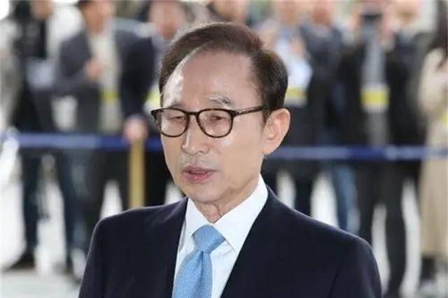 原创卢武铉葬礼数十万人哭喊送行韩国前总统李明博献花遭高声抗议