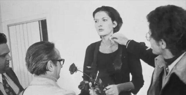 原创美女麻醉自己6小时观众能用72种物品对她做任何事结果如何