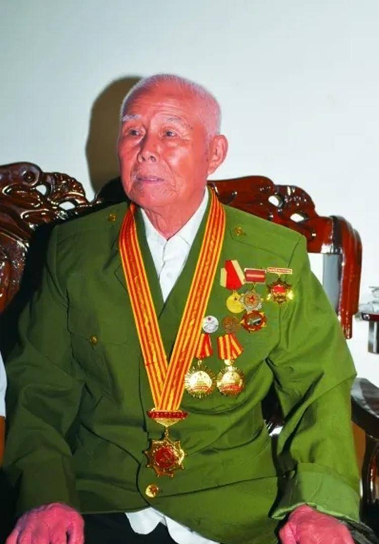 原创省委领导下乡慰问退伍老兵老人拿出一个布包才知老人真实身份