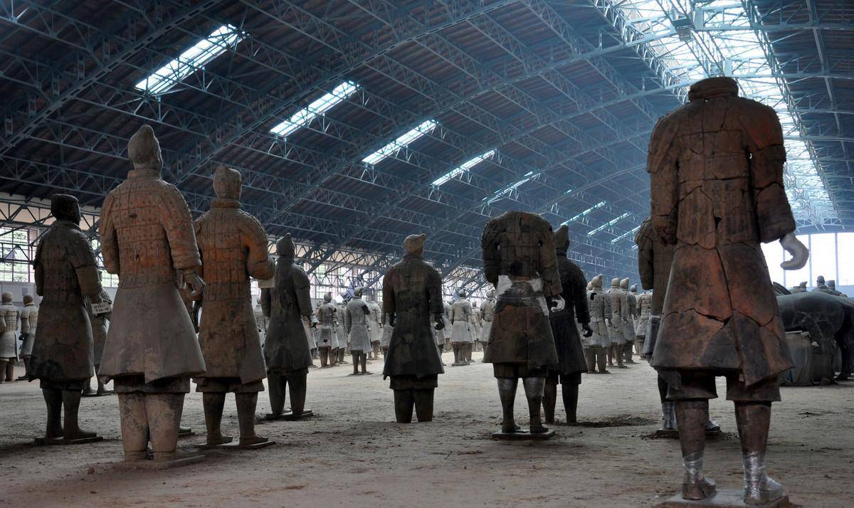 这些士兵随时准备上战场,就像秦始皇真实的军队一样.