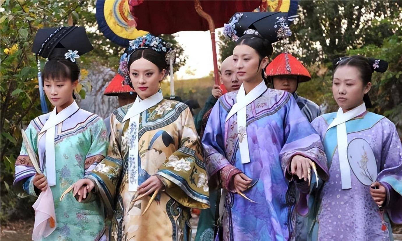 清朝建立之初,汉族女子的服饰之所以仍沿袭明朝,是因为清政府没有强制
