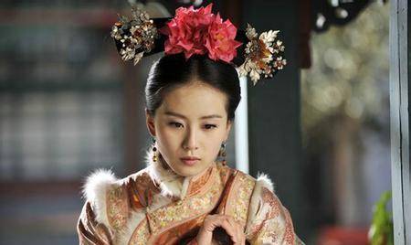 宜妃郭络罗氏,是康熙帝最宠爱的妃子,在她没有生子就在首次大封后宫