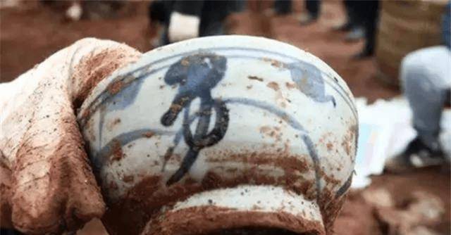 重庆修路挖出一清朝碗墓获2000多个青花瓷碗专家却闷闷不乐
