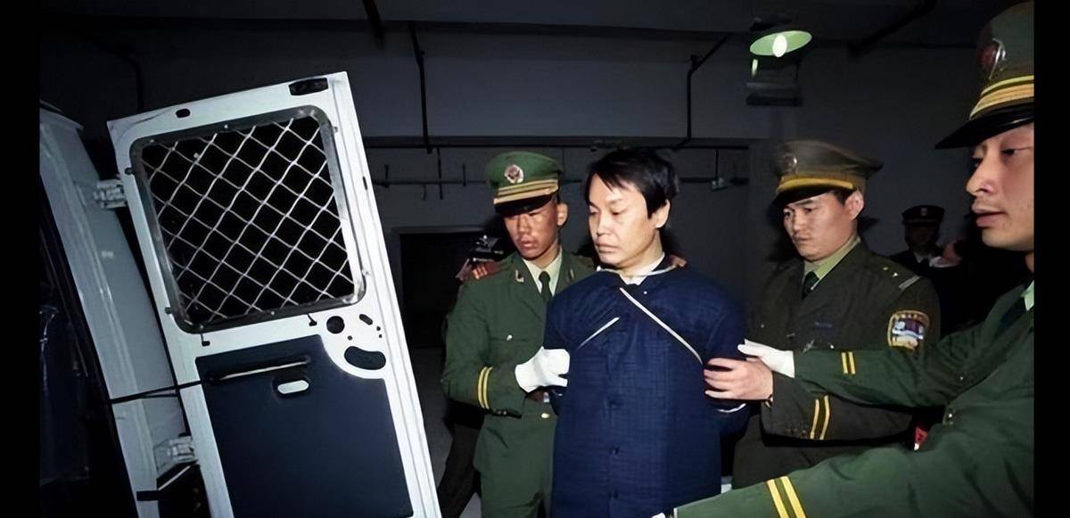 原创98年张子强被枪决后,媒体问张母:谁害了他?张母:嗜赌如命_押运员_