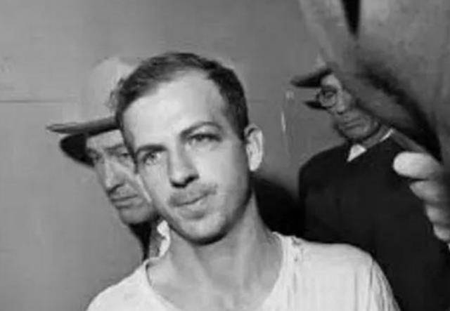 妻子亲吻灵柩,儿子举动让人心碎,36年后也死于非命_美国_德州_民众