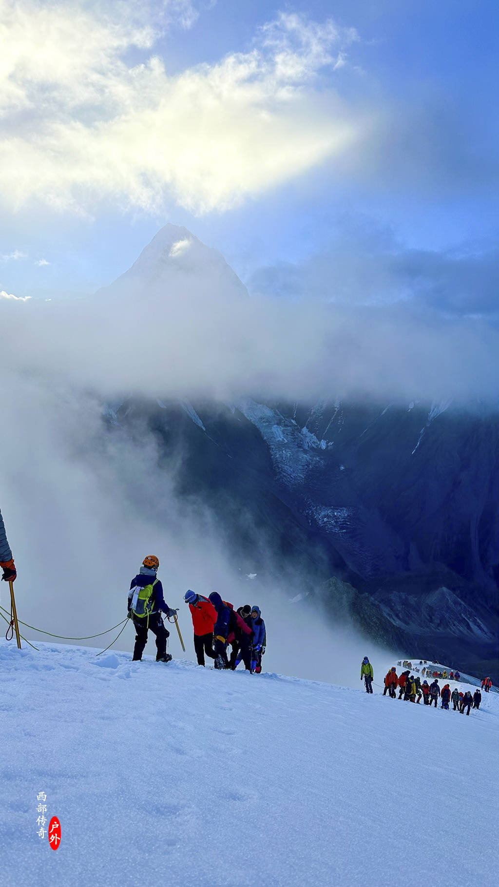 攀登雪山素材图片