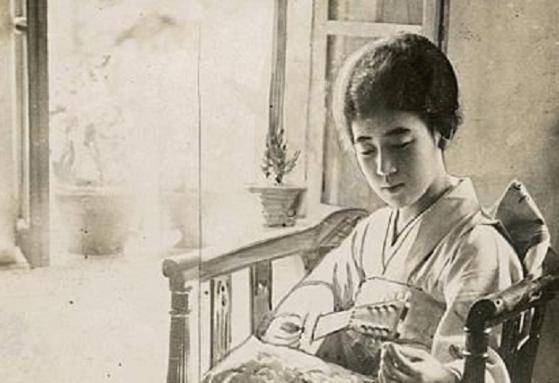 1948年川岛芳子被枪决时手中仍紧捏一个纸团上面写着是什么