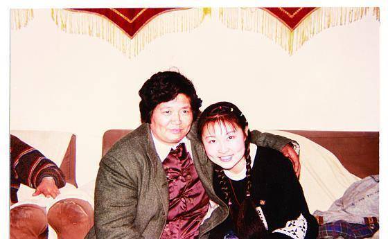 一个又一个的补丁但是在穿着上都是很干净的,,不管他后来做了县委书记