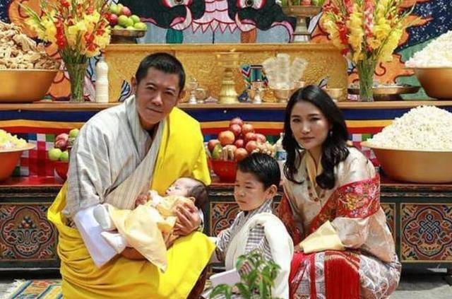 不丹王室晒国王全家福龙太子紧依父王王后优雅笑出月牙眼