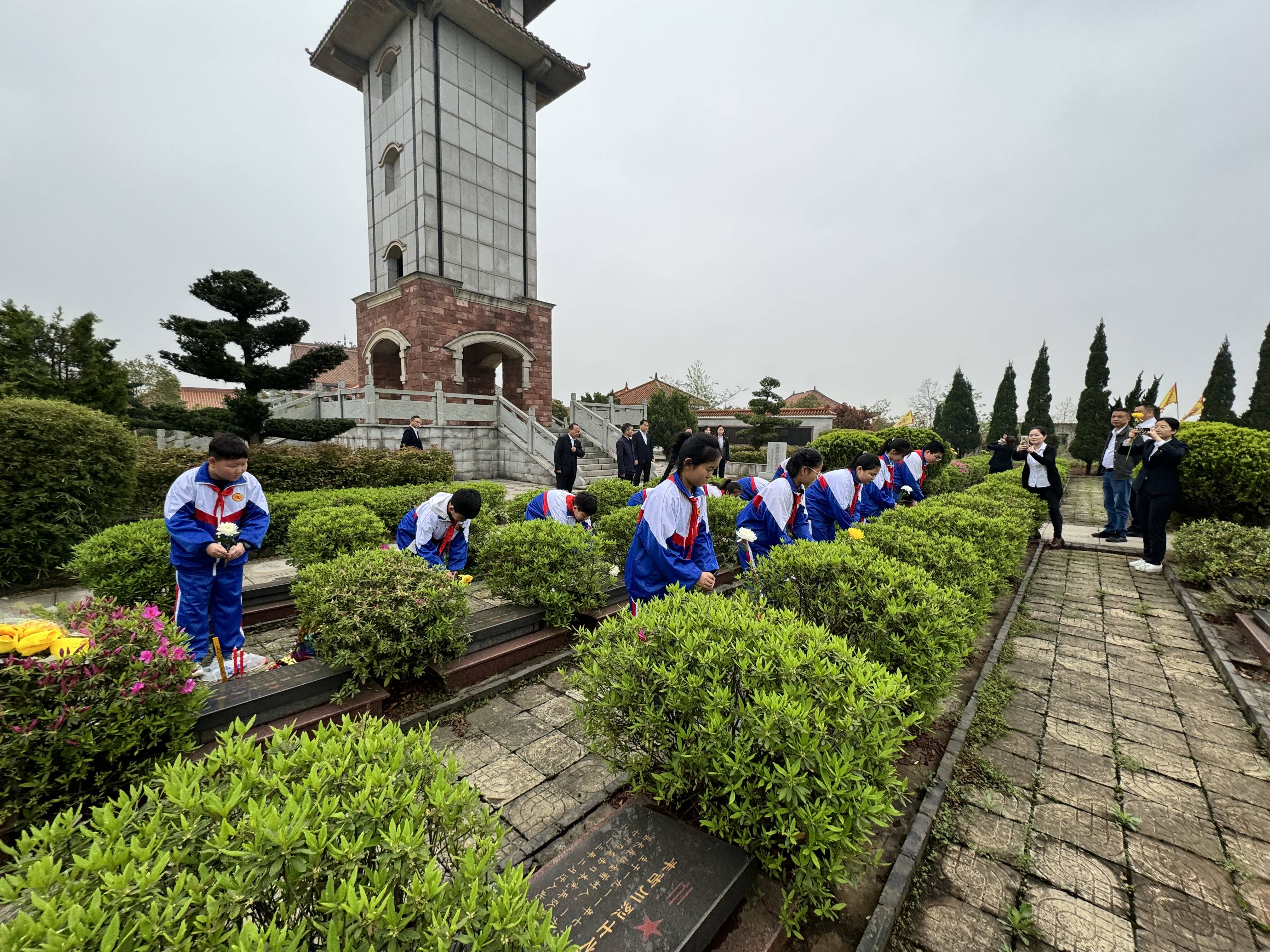 湘阴县东湖学校 清明祭扫216位烈士墓_活动_纪念园_教育