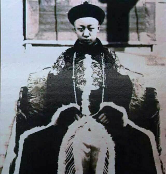 到了清朝末年,就连皇室内部都很少有人会满语了,例如溥仪在《我的前